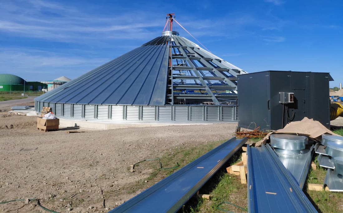 Acoperiș siloz metalic aproape finalizat, sistem de aerare montat alături — Rosilo