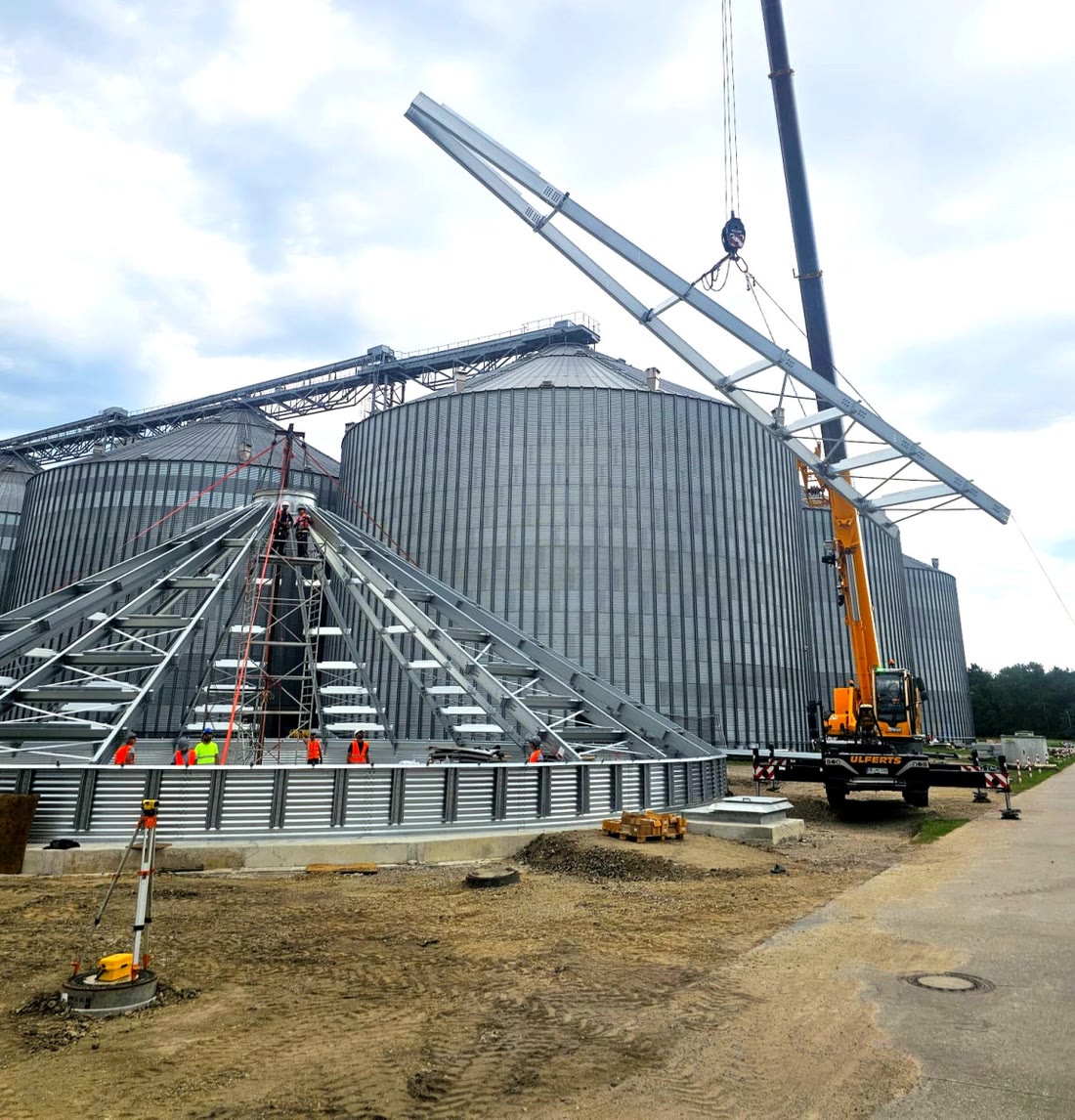Macara ridică structura de acoperiș pe șantierul de montaj silozuri — Rosilo