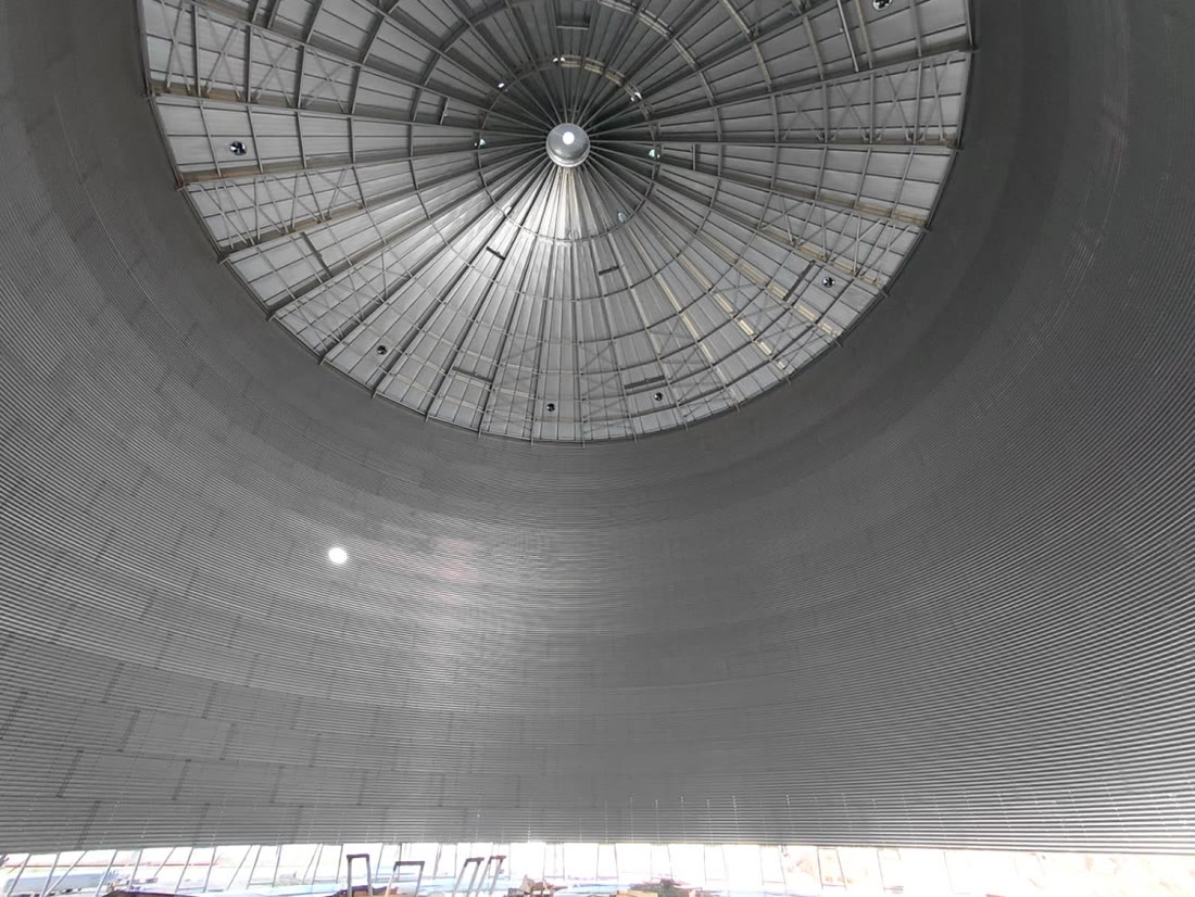 Interiorul unei celule de siloz metalic, structura de acoperiș finalizată — Rosilo
