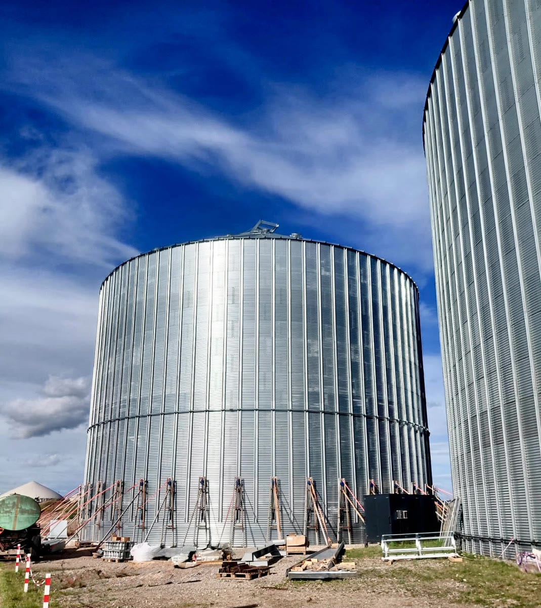 Celulă de siloz metalic cu acoperișul montat și ancoraje provizorii — Rosilo