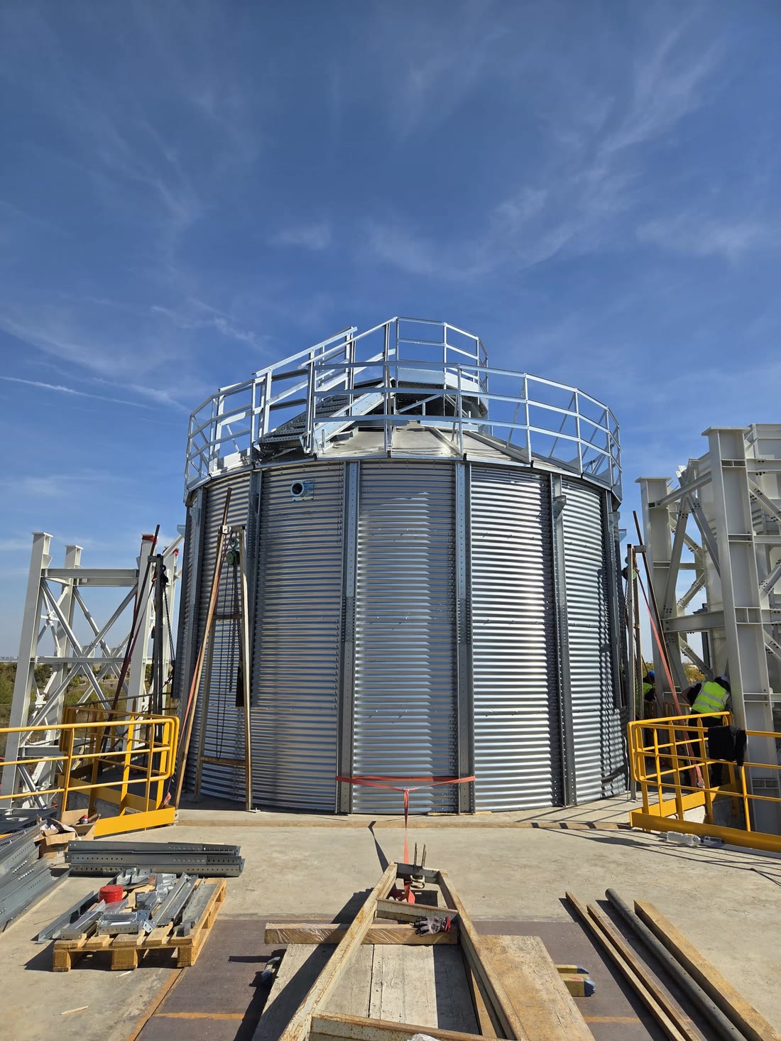 2,000-tonne galvanised metal silo with its rings assembled and the roof railing installed