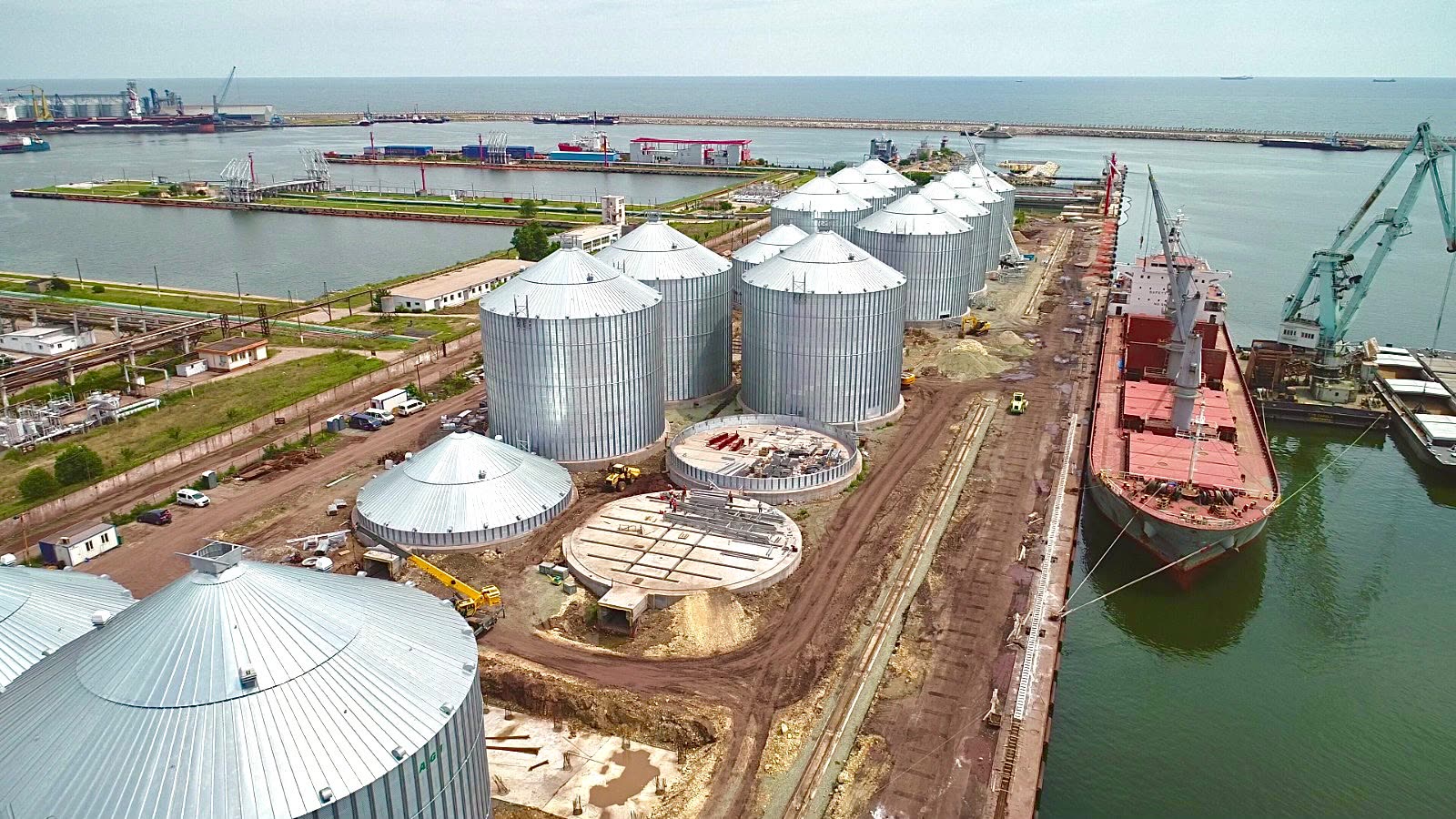 Silozuri de cereale montate de Rosilo în port, cu nava la dană