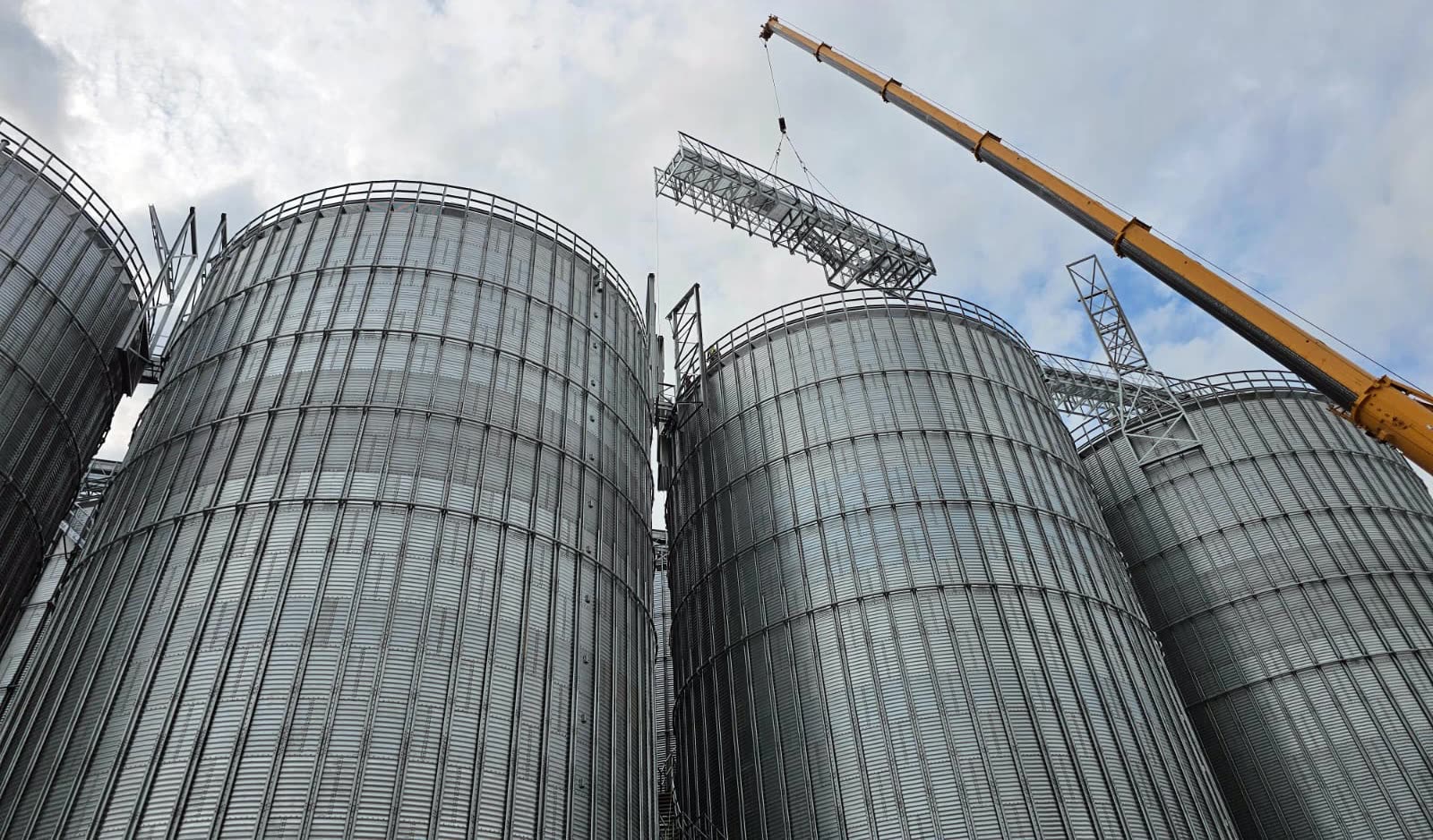Large-volume steel vessels under assembly