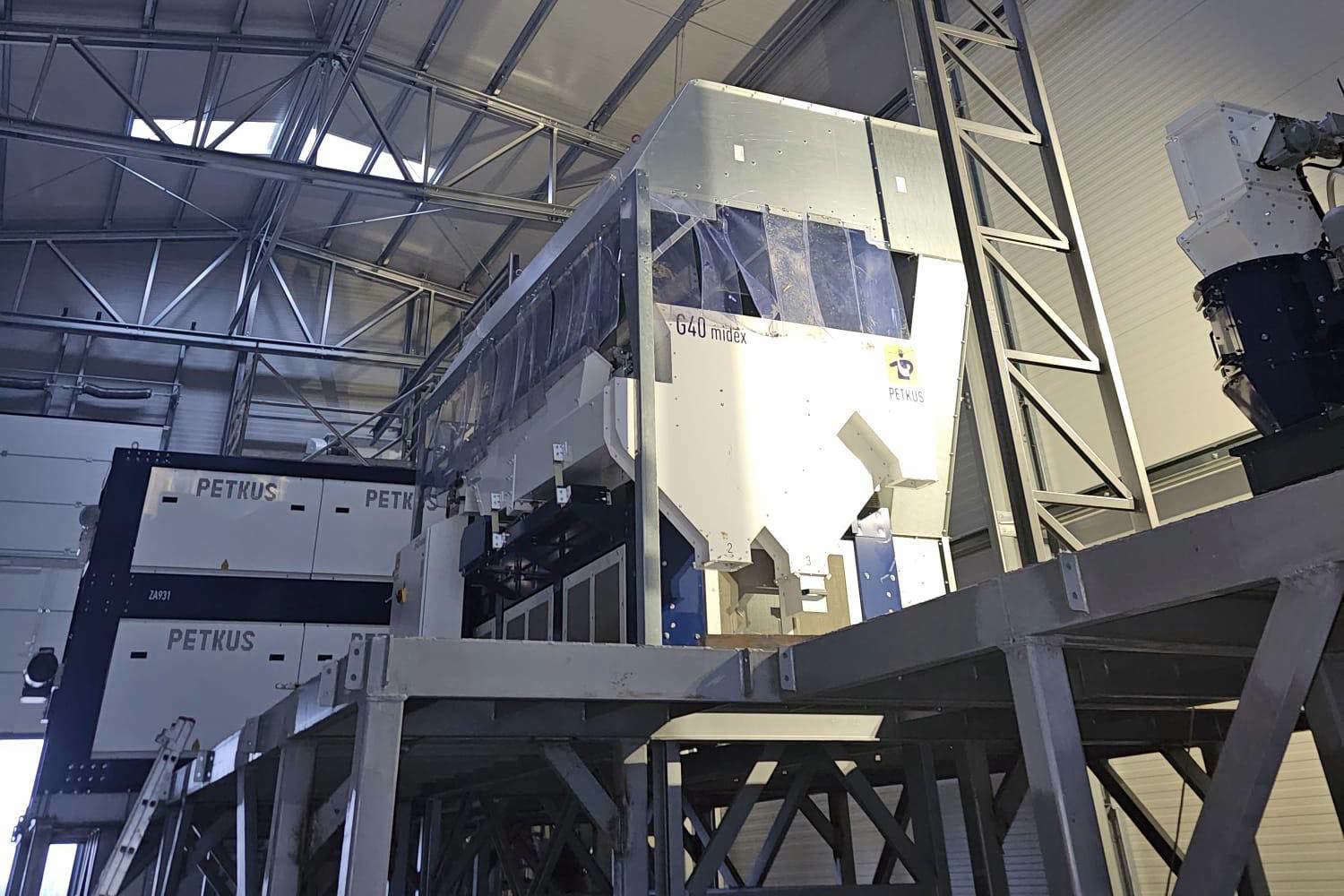 Utilaje de curățătorie și sortare montate pe platformă metalică, într-o moară