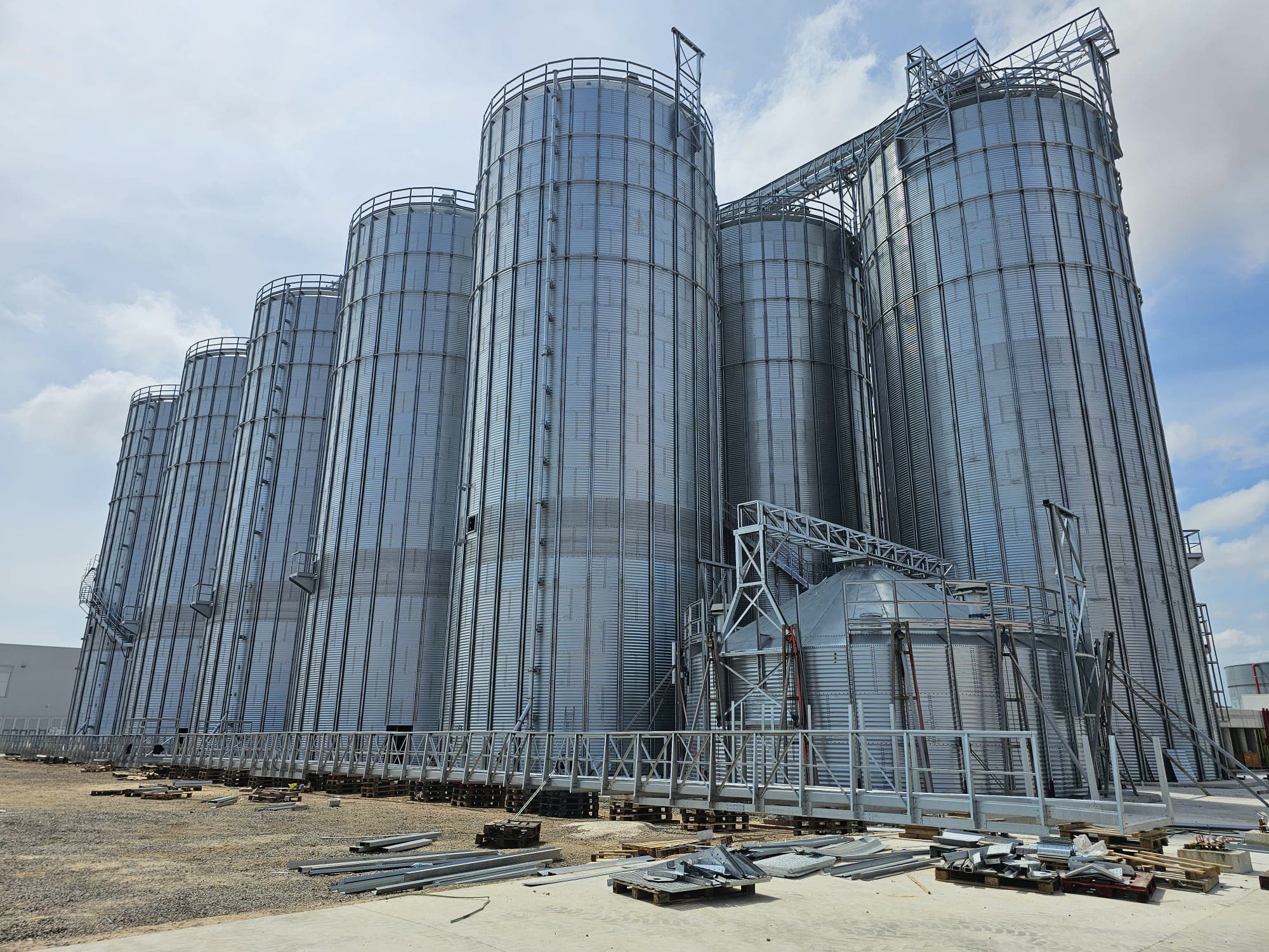 A battery of grain silos built by Rosilo